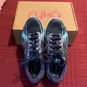 Super cute teal, navy & white 9.5 W Ryka walking shoes in excellent condition